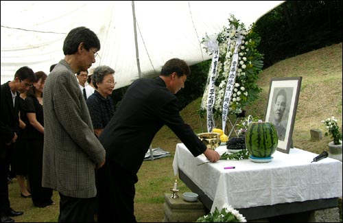 조호정 여사 등 유족들이 선생의 묘소에 꽃을 바치고 있다. 